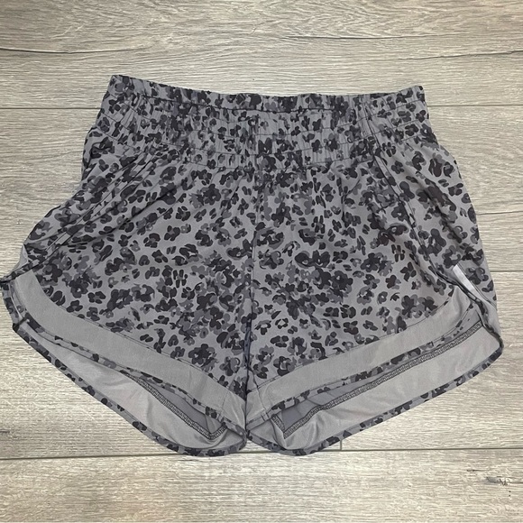 Athleta Printed Mesh Racer Run Mid-rise Lined Short Libra Gray Animal Sz XS. - Picture 2 of 10